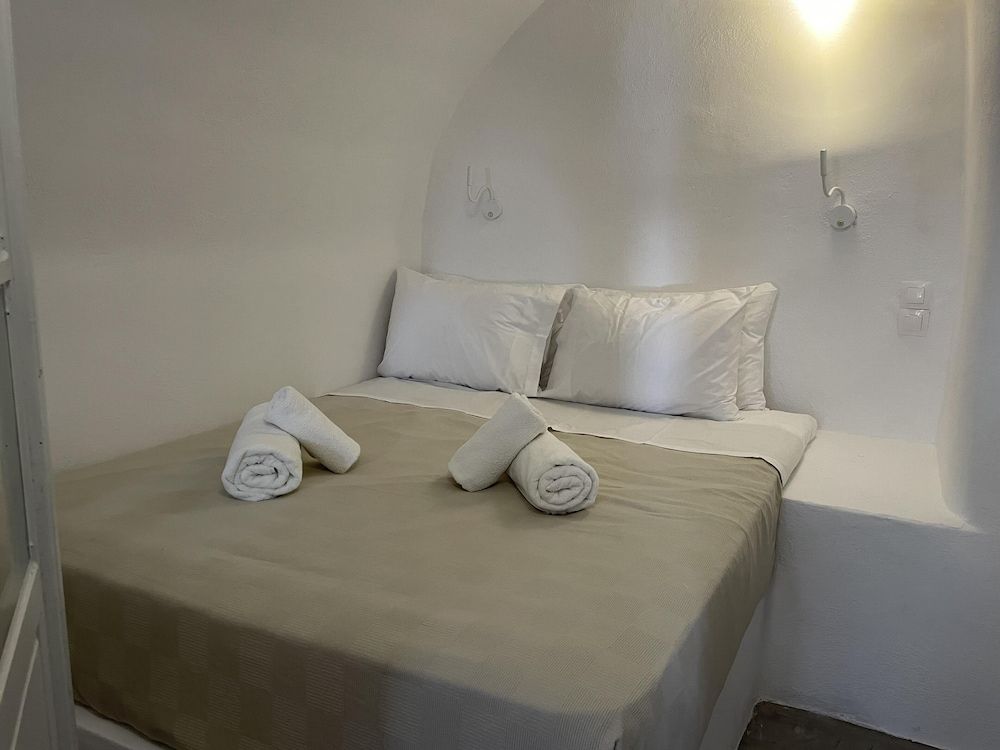 undefined Charming 2-bed Villa in Thera With Outdoor hot tub 4