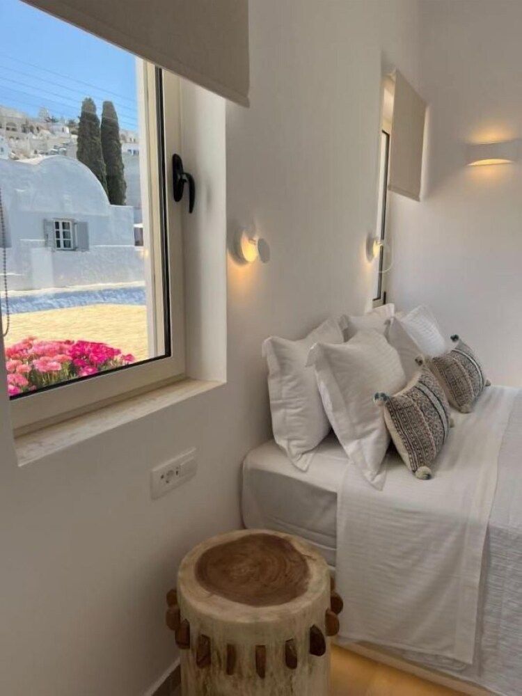 THEALOS SANTORINI close to square Executive Room 3
