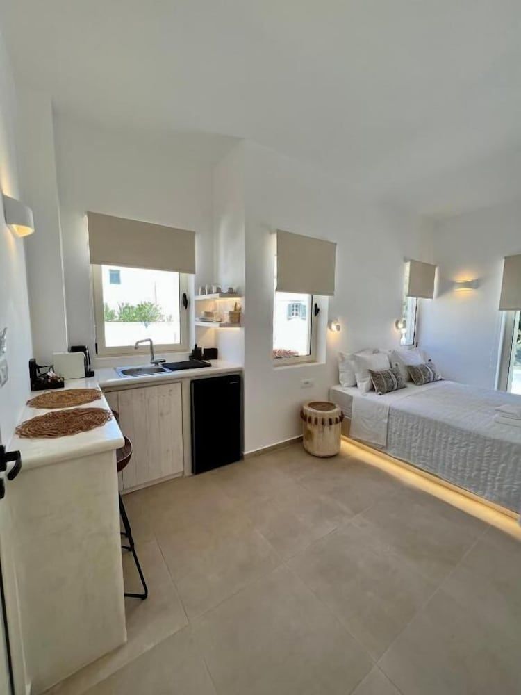 THEALOS SANTORINI close to square Executive Room 5