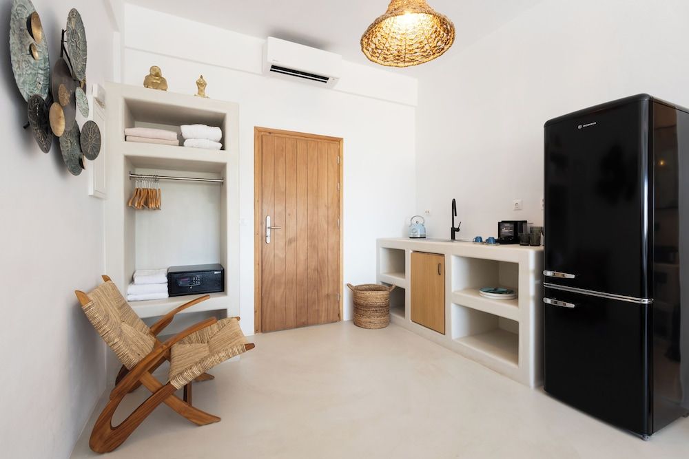 Divino Caldera Deluxe Suite with Hot Tub and Caldera View 8