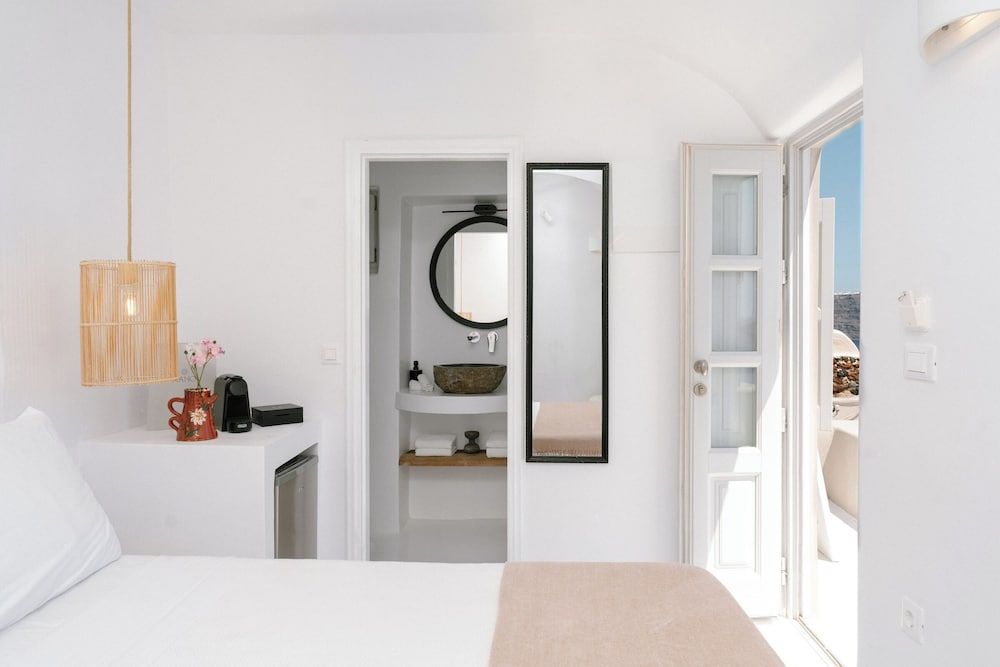 Nano Oia Canaves Honeymoon Villa, Jetted Tub, Sea View 14