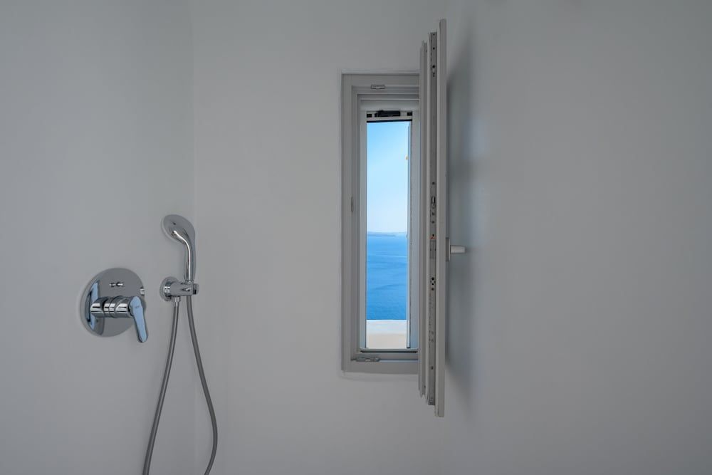 Nano Oia Canaves Honeymoon Villa, Jetted Tub, Sea View 9