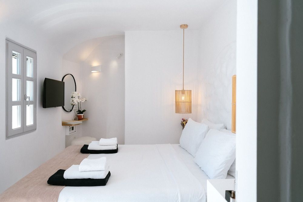 Nano Oia Canaves Honeymoon Villa, Jetted Tub, Sea View 2