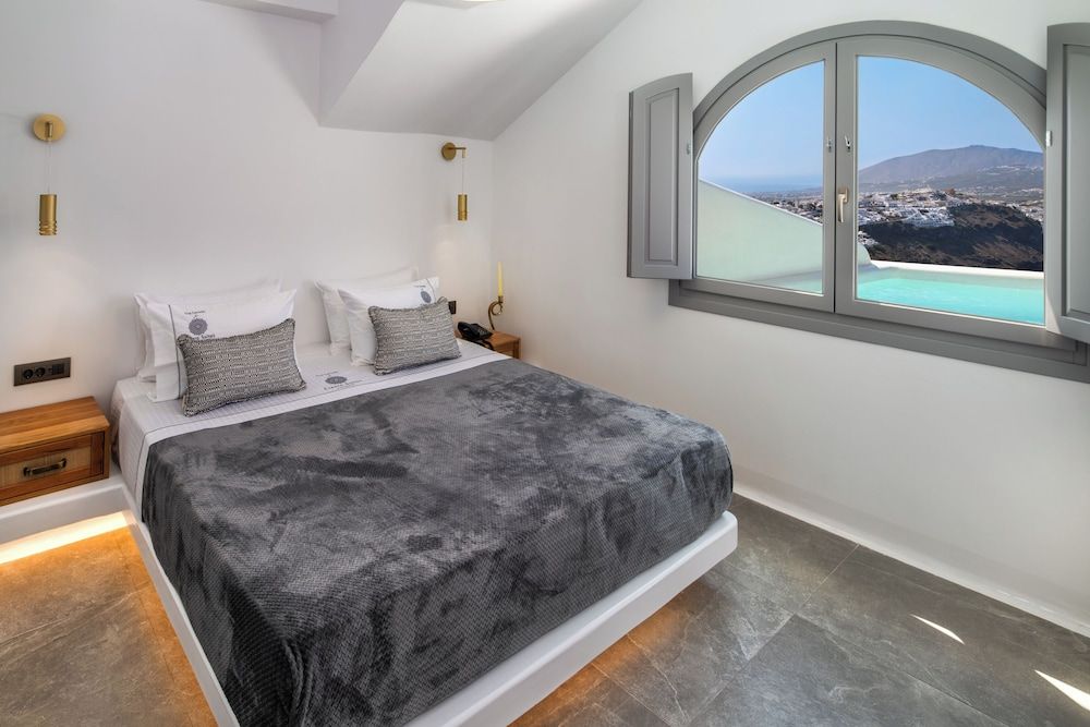 Eteoro Suites Honeymoon Suite with outdoor 2