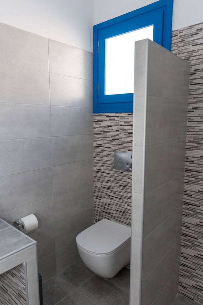 Santorita Suites premier suite with shared pool 6