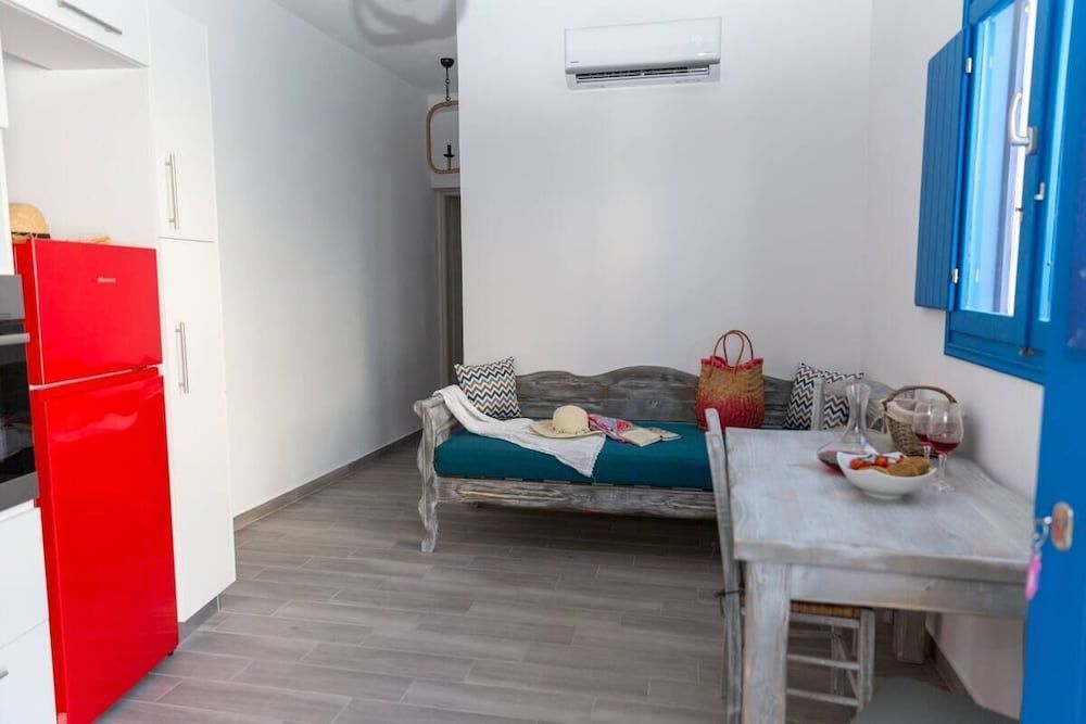 Santorita Suites premier suite with shared pool 9