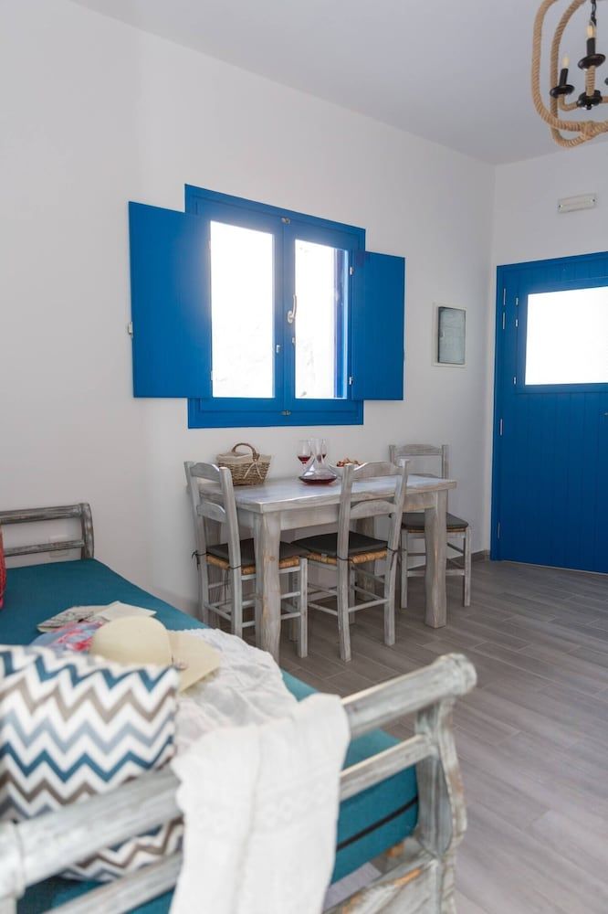 Santorita Suites premier suite with shared pool 8