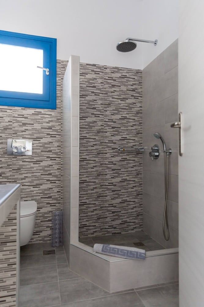 Santorita Suites premier suite with shared pool 4