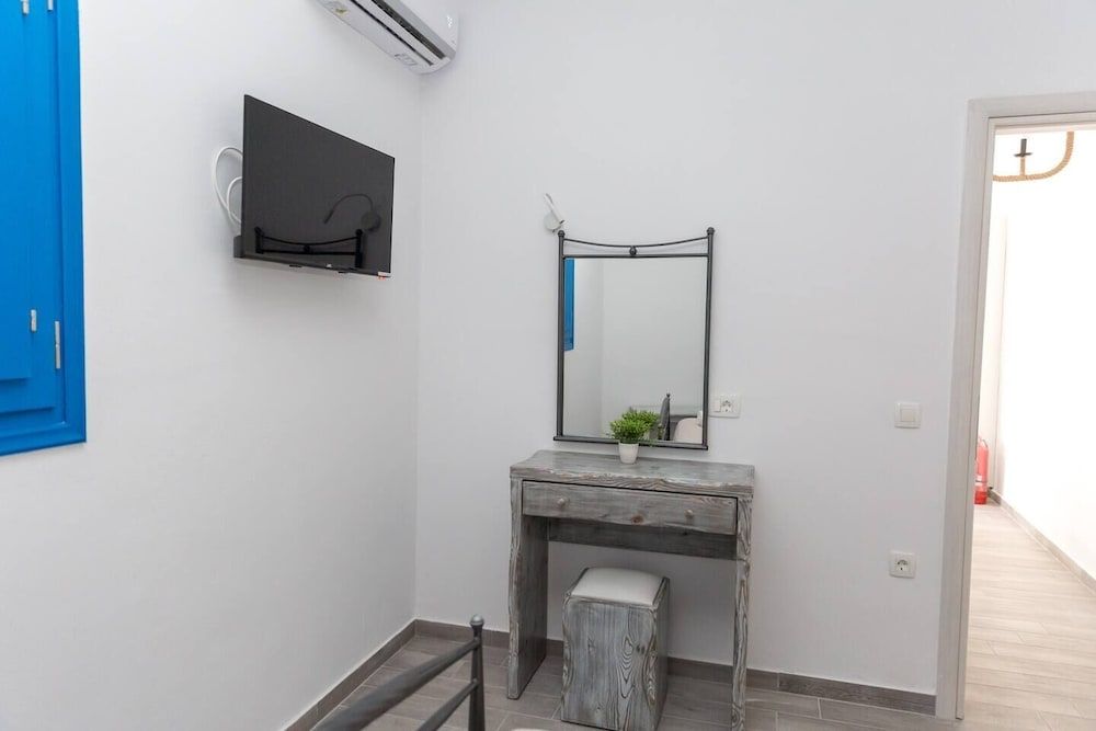 Santorita Suites premier suite with shared pool 7