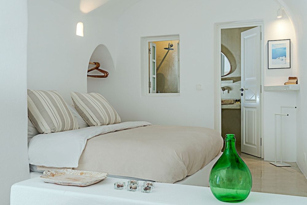 Crown Of Fira Basic Villa 4