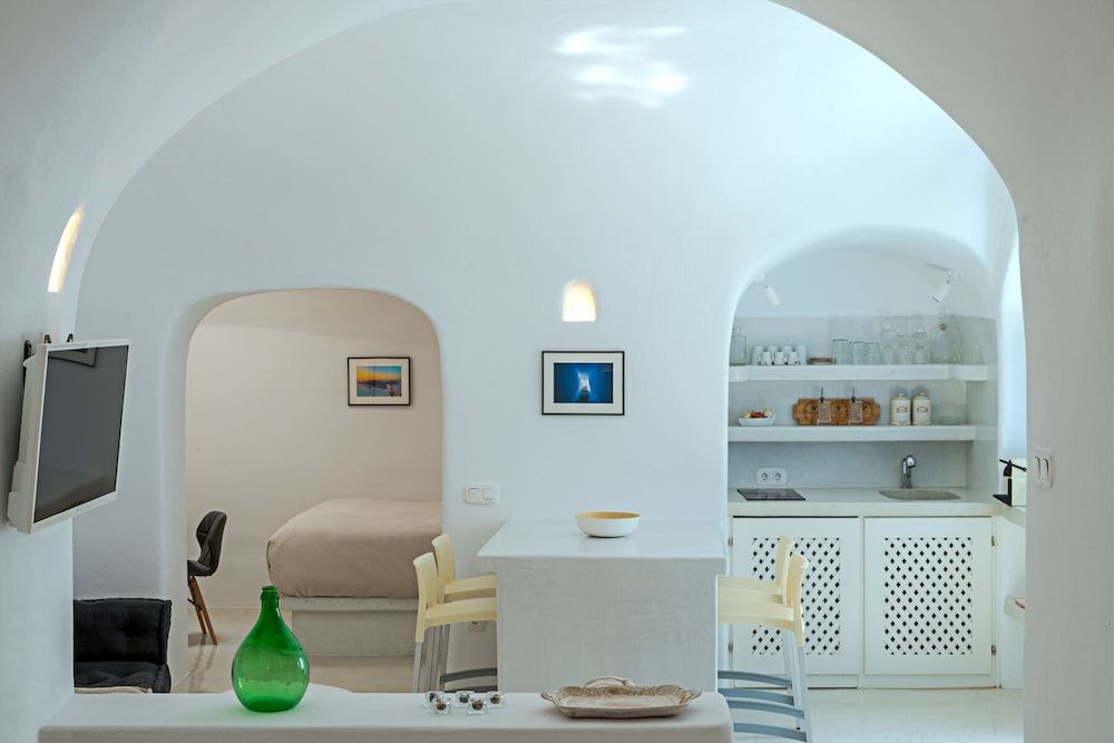 Crown Of Fira Basic Villa 10