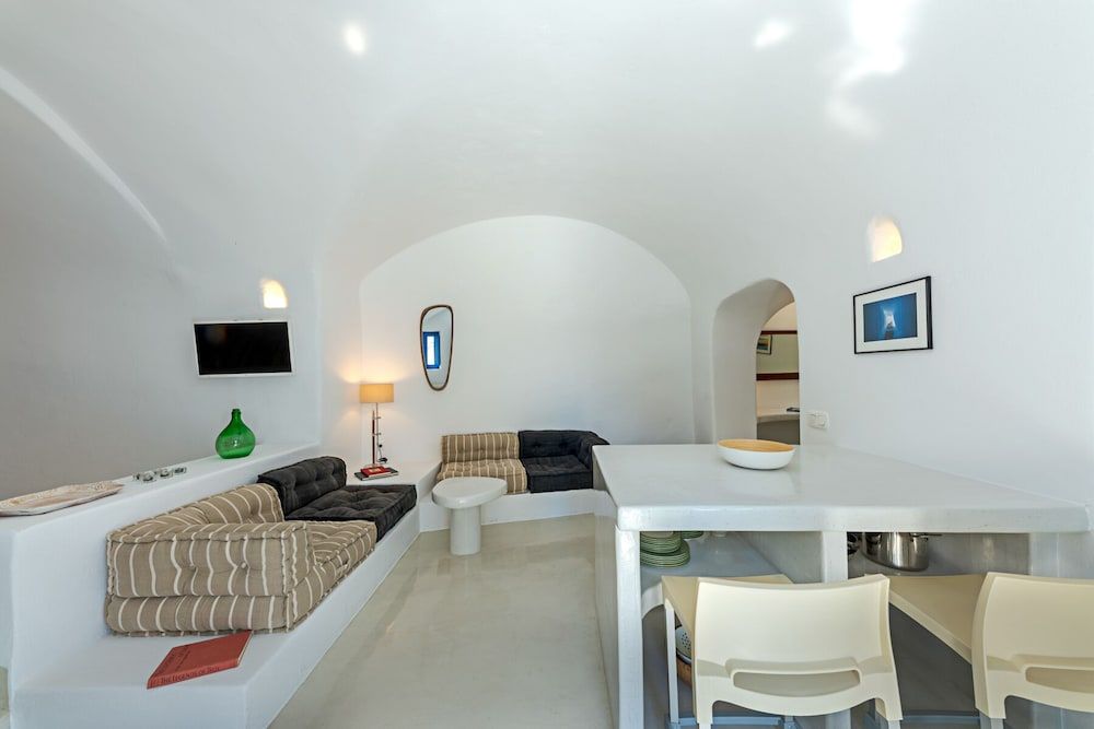 Crown Of Fira Basic Villa 12