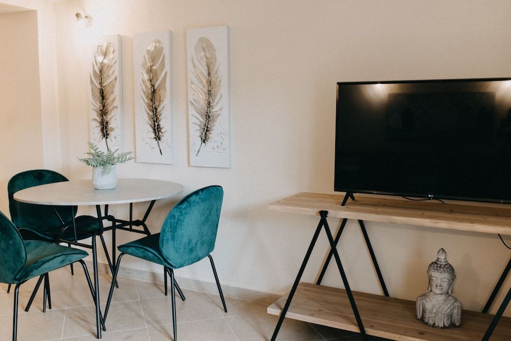 Best House Central Luxury Apartment Deluxe Apartment, 1 Queen Bed with Sofa bed, Kitchen, Courtyard View 15