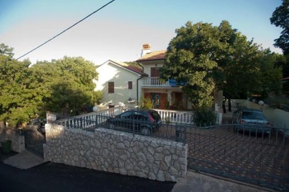 Luka - Free Parking - A2