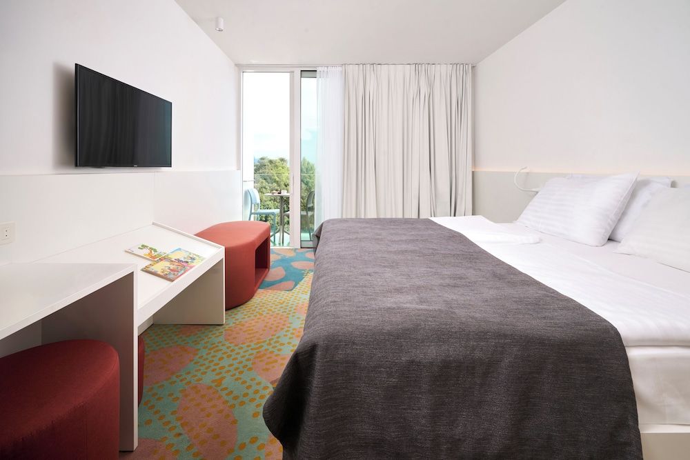 Aminess Vival Lišanj Family Hotel Classic double room with balcony 2