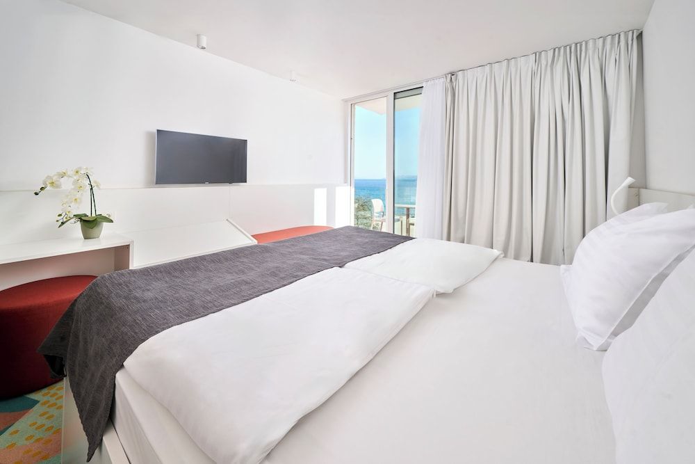 Premium double room with sea view balcony