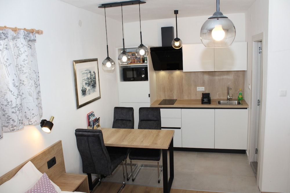 undefined Apartments Lana 8