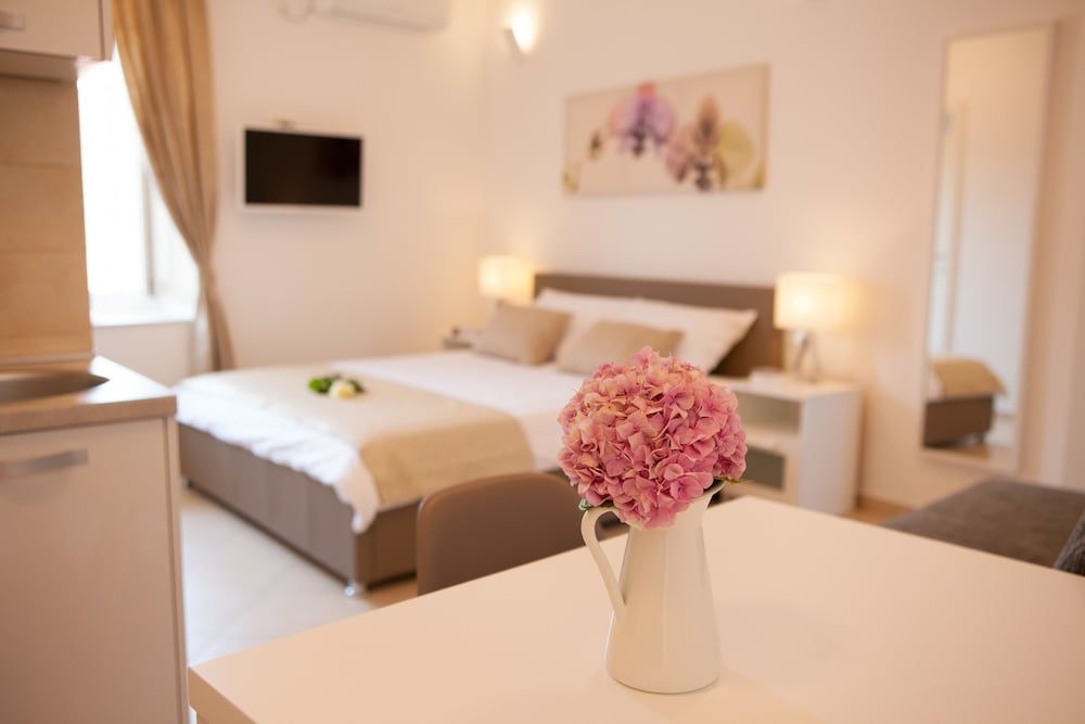 undefined Split Summer Lounge Apartments 5