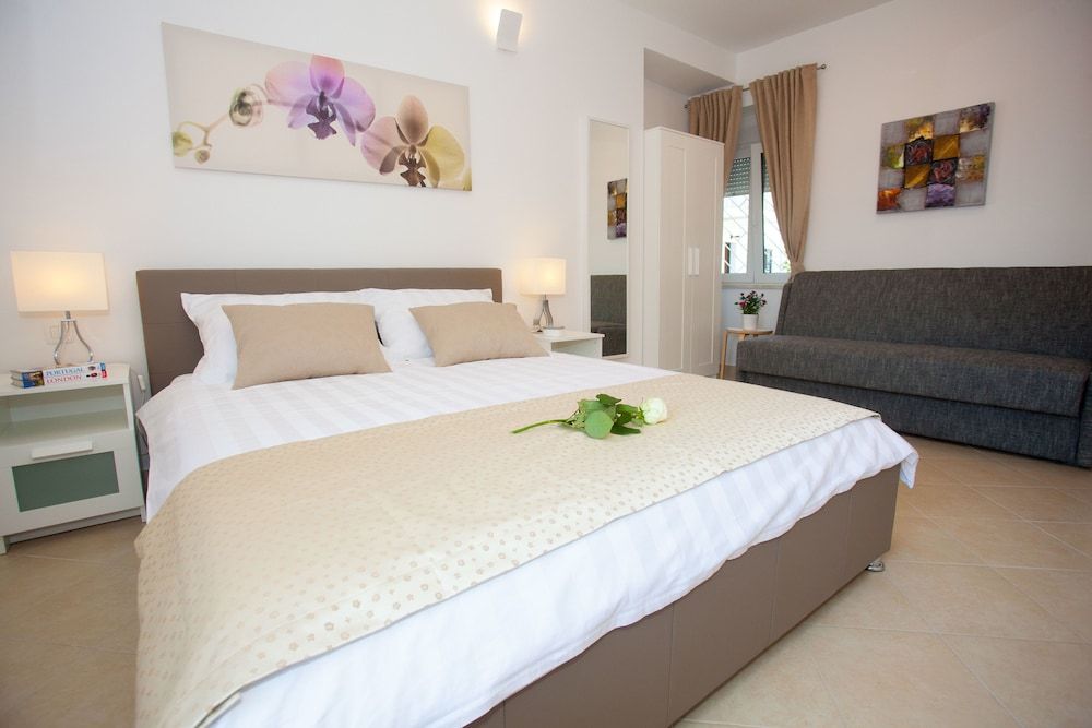 undefined Split Summer Lounge Apartments
