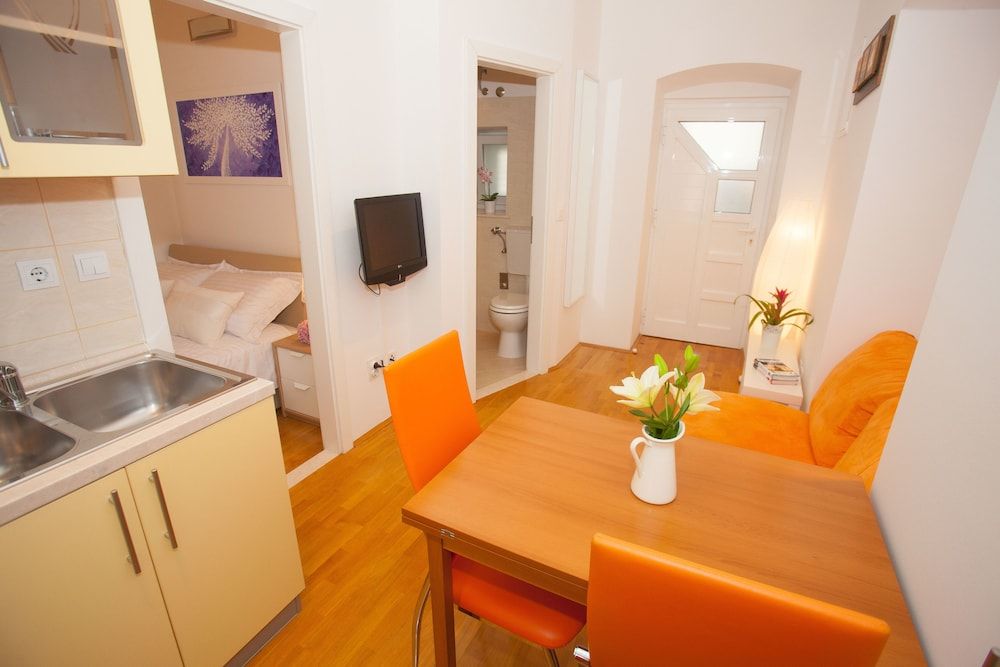 undefined Split Summer Lounge Apartments 2