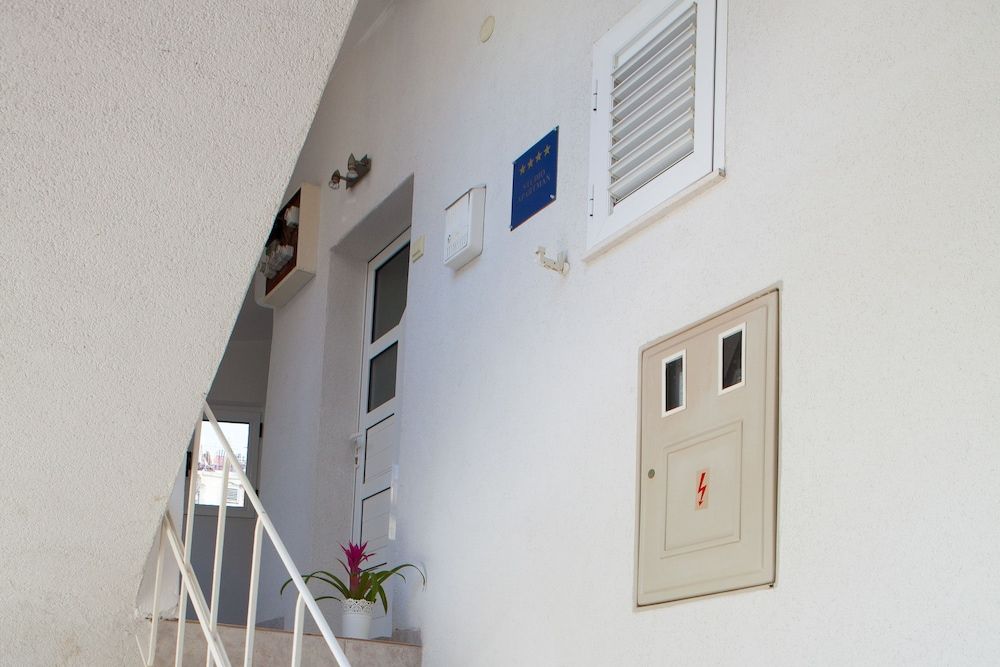 undefined Split Summer Lounge Apartments 4