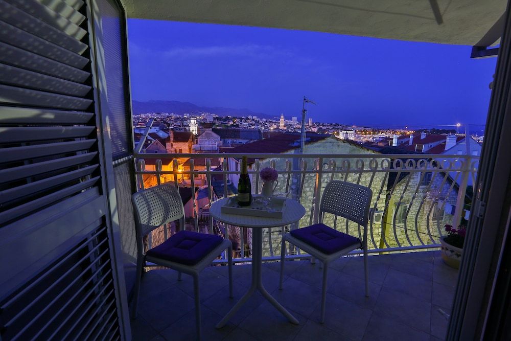 undefined Split Summer Lounge Apartments 3