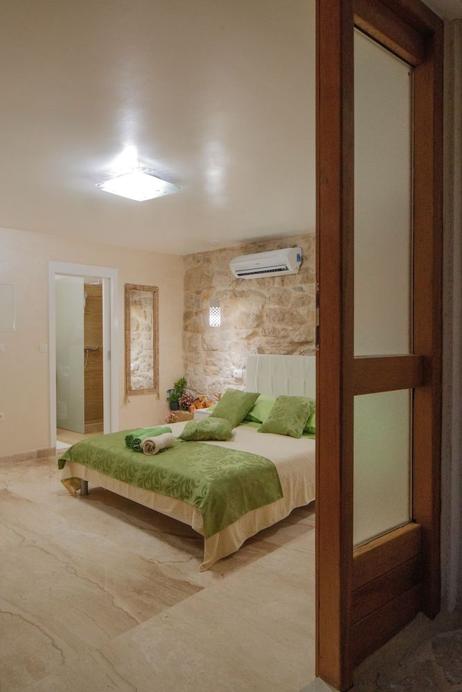 Luxury View Marjan Deluxe Apartment (Ground Floor)