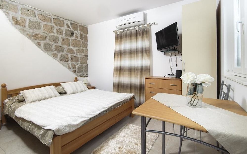 undefined La Perla Apartments 4