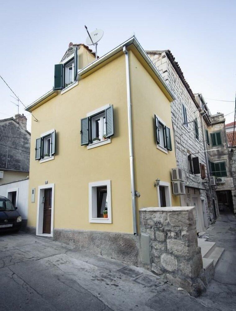 undefined La Perla Apartments 7