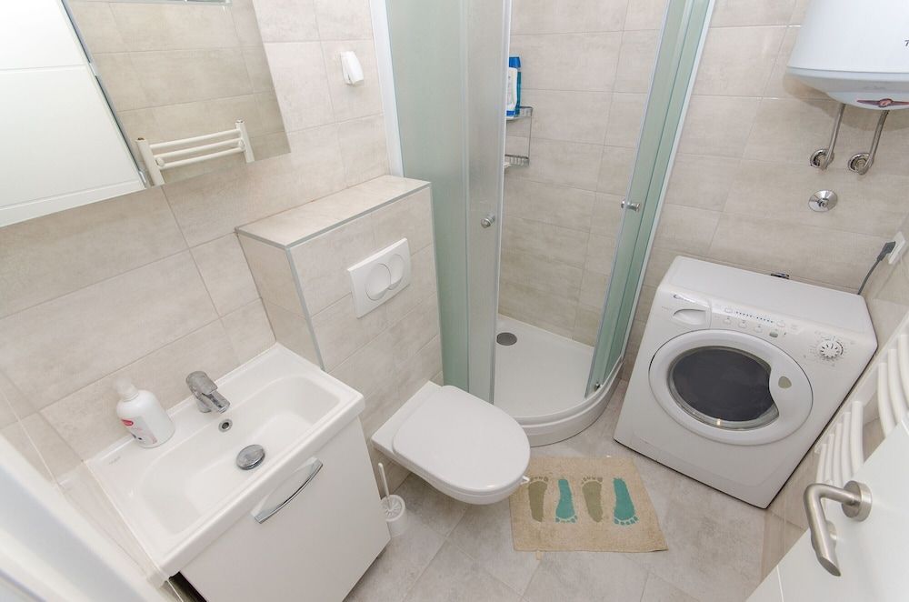 Spacious apartment Neven near center, with two AC units Apartment 9