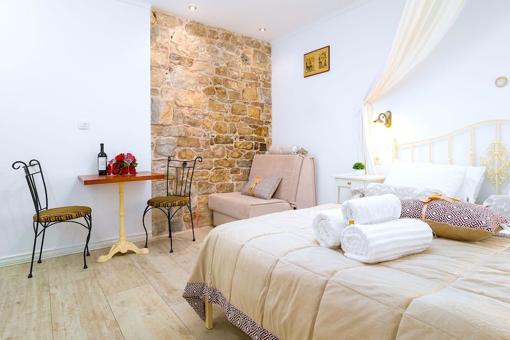 Gaius Aurelius Valerius Traditional Studio, Courtyard View 5