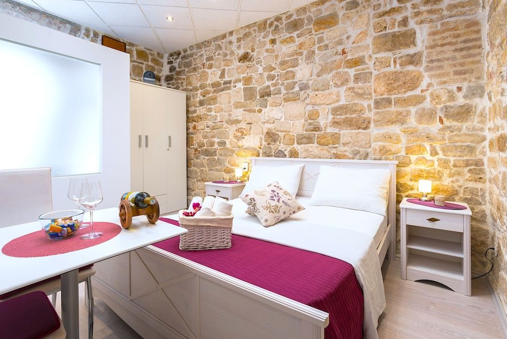 undefined Gaius Aurelius Valerius 3