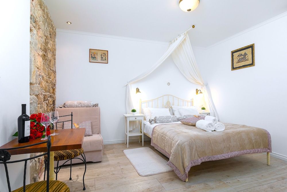 Gaius Aurelius Valerius Traditional Studio, Courtyard View 2