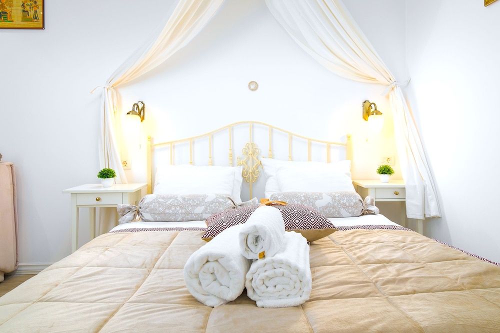 Gaius Aurelius Valerius Traditional Studio, Courtyard View 7