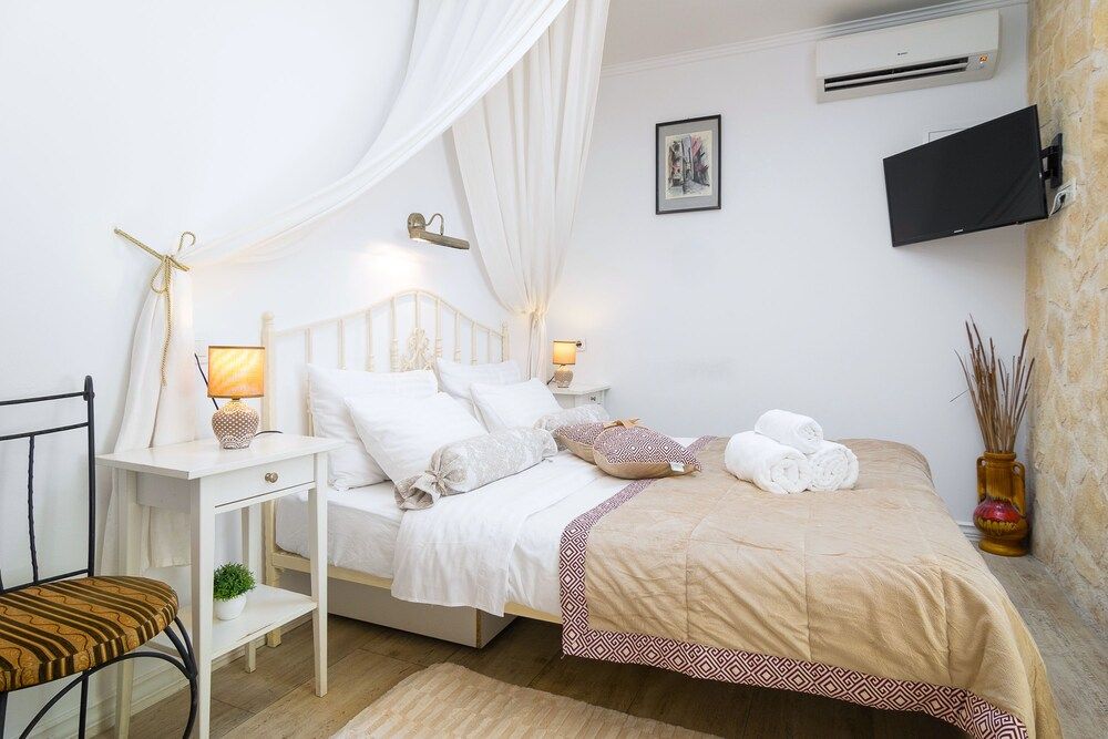 Gaius Aurelius Valerius Romantic Studio, Courtyard View 7