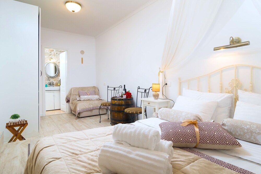 Gaius Aurelius Valerius Romantic Studio, Courtyard View 2