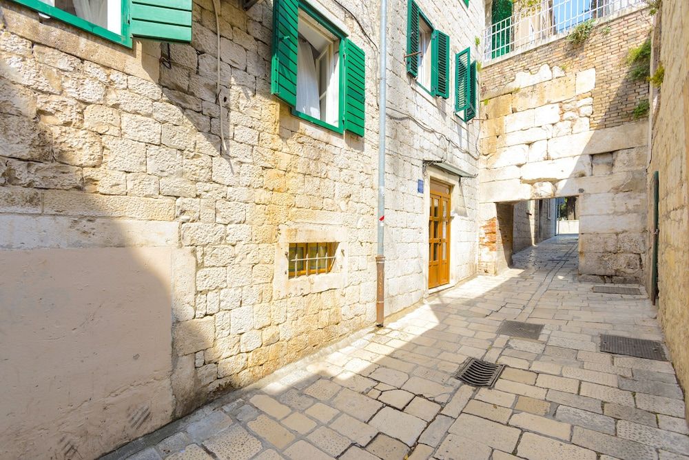 undefined Gaius Aurelius Valerius 5