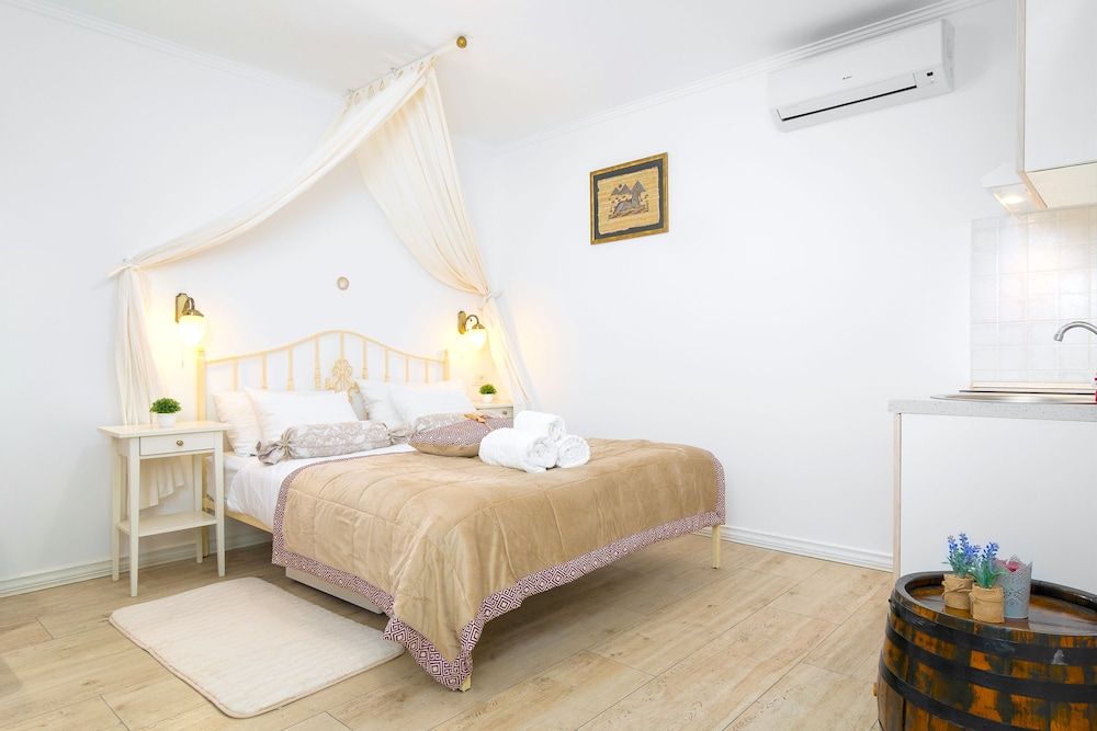 Gaius Aurelius Valerius Traditional Studio, Courtyard View 6