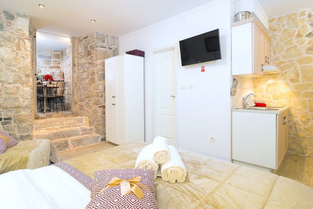 Gaius Aurelius Valerius Royal Studio, Courtyard View 12