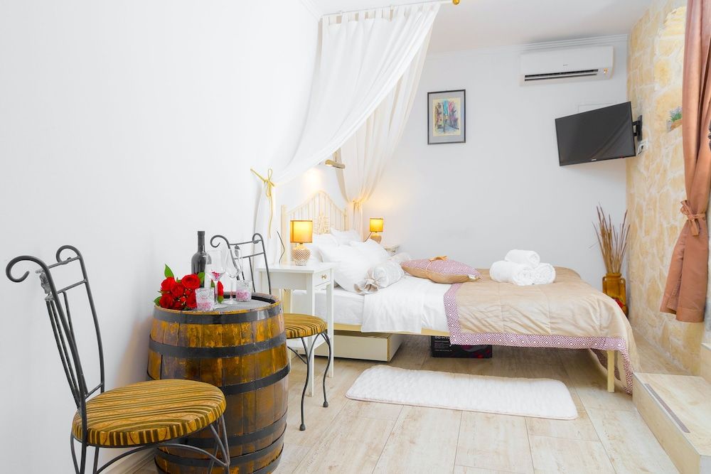 Gaius Aurelius Valerius Romantic Studio, Courtyard View 6