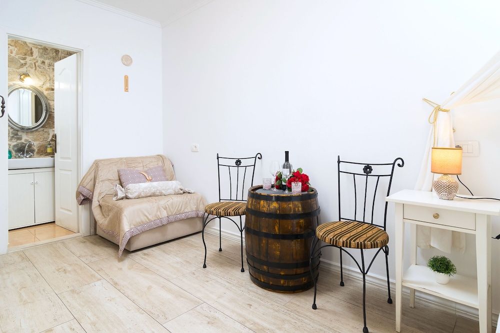 Gaius Aurelius Valerius Romantic Studio, Courtyard View 9