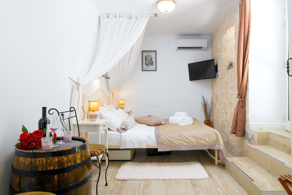 Gaius Aurelius Valerius Romantic Studio, Courtyard View 5