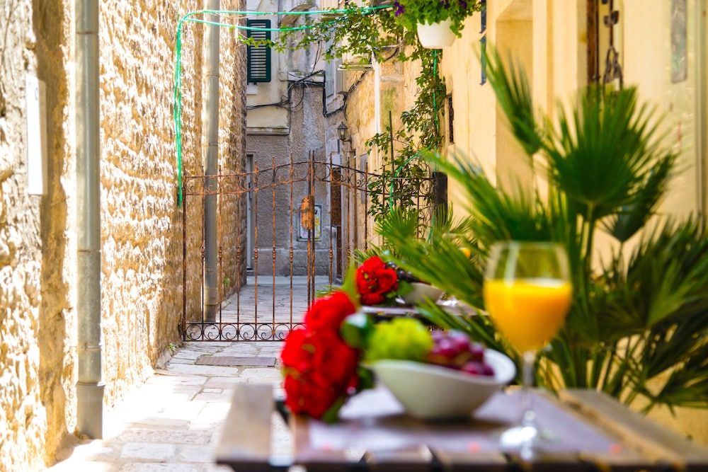 undefined Gaius Aurelius Valerius 9