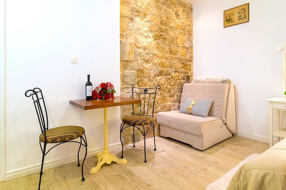 Gaius Aurelius Valerius Traditional Studio, Courtyard View 12