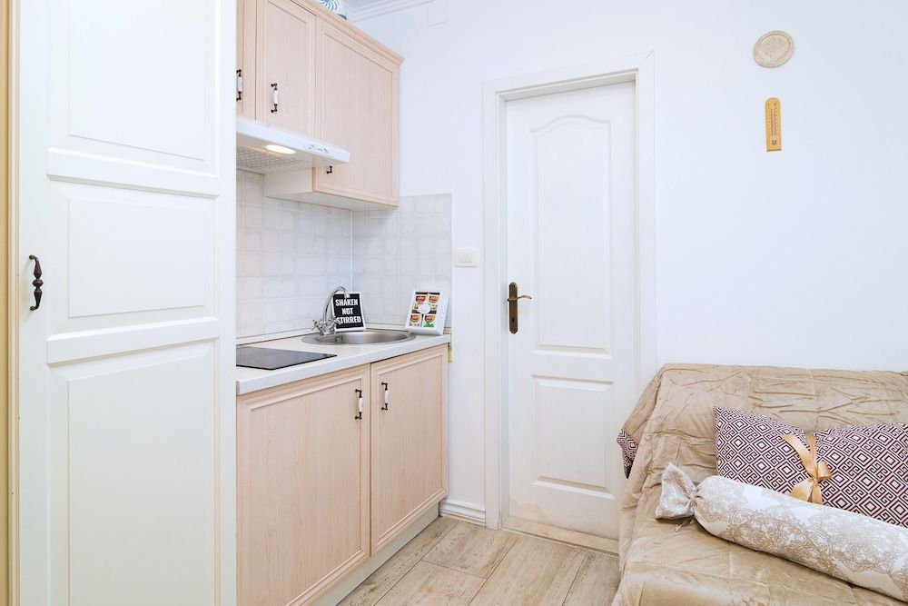 Gaius Aurelius Valerius Romantic Studio, Courtyard View 14