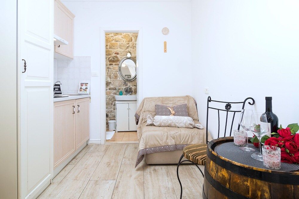 Gaius Aurelius Valerius Romantic Studio, Courtyard View 13