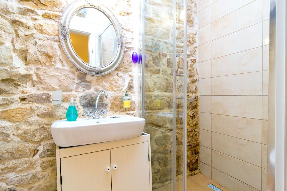 Gaius Aurelius Valerius Romantic Studio, Courtyard View 12