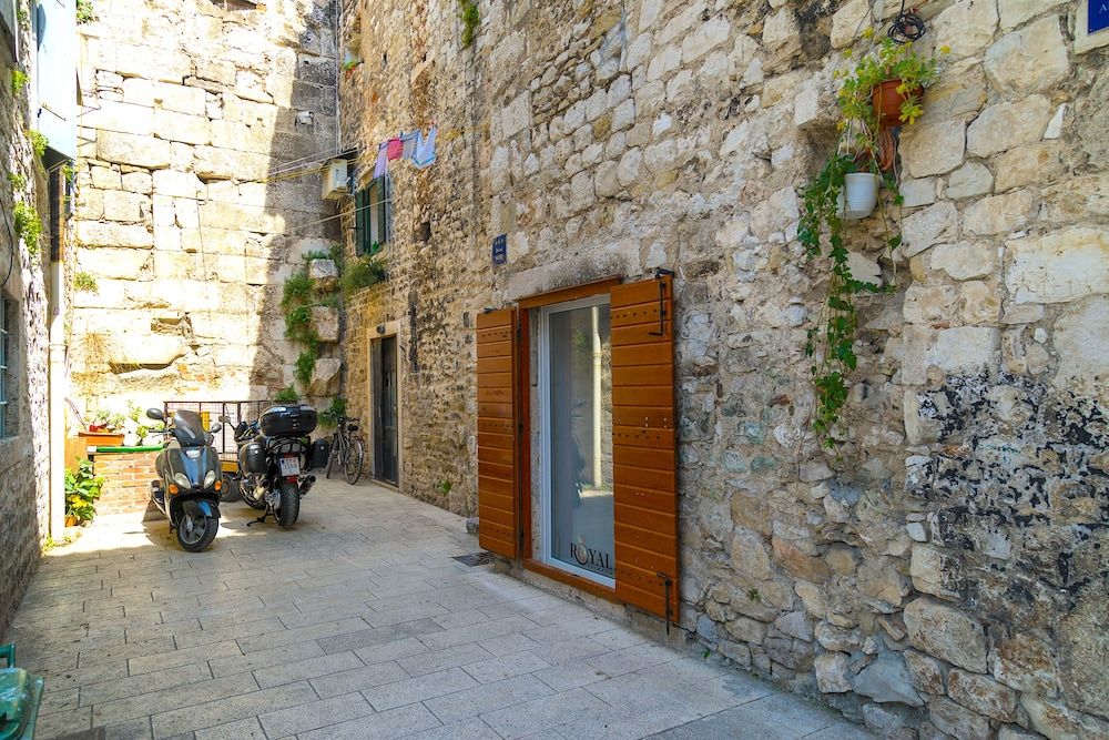 undefined Gaius Aurelius Valerius 8