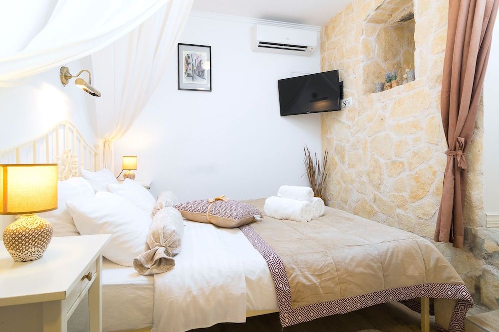 undefined Gaius Aurelius Valerius 2