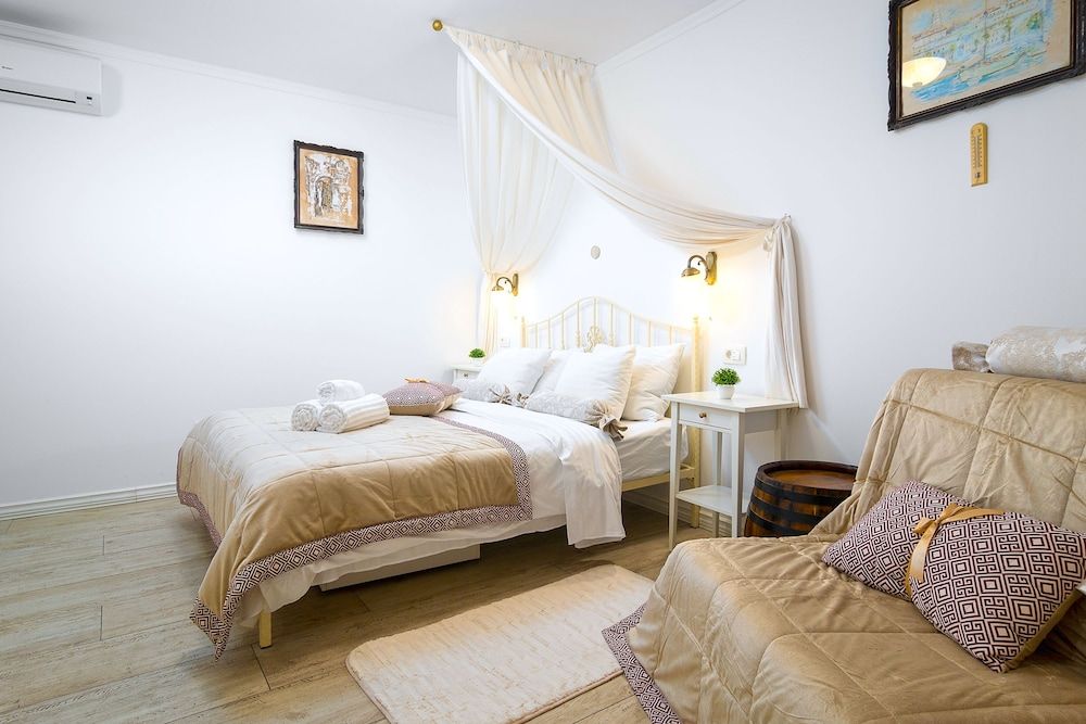 undefined Gaius Aurelius Valerius 10